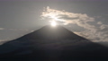 山中湖より望む富士山頂に沈む太陽（ダイヤモンド富士）と彩雲のタイムラプス映像（ズームイン） 94812968