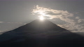 山中湖より望む富士山頂に沈む太陽（ダイヤモンド富士）と彩雲のタイムラプス映像（ズームアウト） 94812970