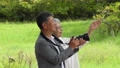 旅行先で一眼レフカメラで写真を撮る高齢者夫婦 94835126