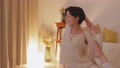 夜のリビングでヨガをする女性 95074080