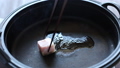 関西風すき焼きの工程1　鍋に牛脂を溶かす 96220522