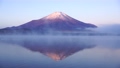 山中湖の紅富士と逆さ富士 96319330