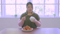 からあげとご飯を食べる女性 96329725