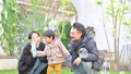 家族で公園で遊ぶ子ども　シャボン玉の動画 96906494