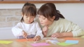 お絵描きをして遊ぶ女の子とお母さん 98673791