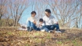 在代代木公園野餐的一家人 100309251