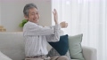 ストレッチするシニア男性 100467251
