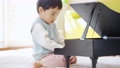 有聲_3歲男孩在客廳彈玩具鋼琴 100673442