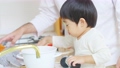 3 歲男孩在廚房裡過家家 100675369