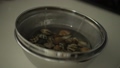 用鋁箔紙把蛤蜊蓋在碗裡 100869512