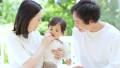 赤ちゃんと遊ぶ若い夫婦 103240829